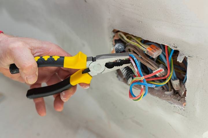 Técnico trabajando en una instalación eléctrica